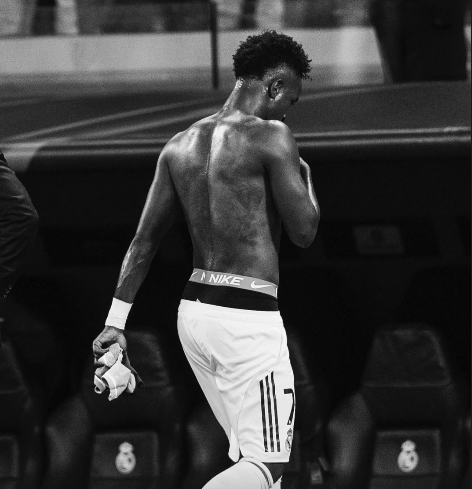Vinícius Júnior en blanco y negro con gesto triste, tras ser suplente en el Real Madrid.